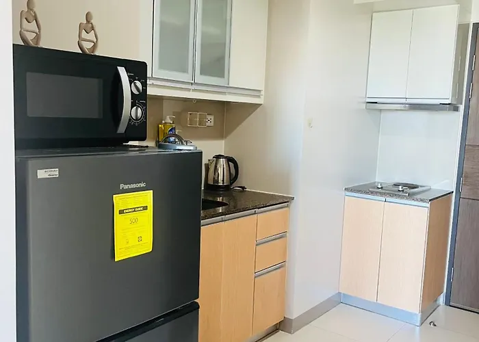 Bgc Simple Elegant 300mbps Wifi,pool,netflix Manila
