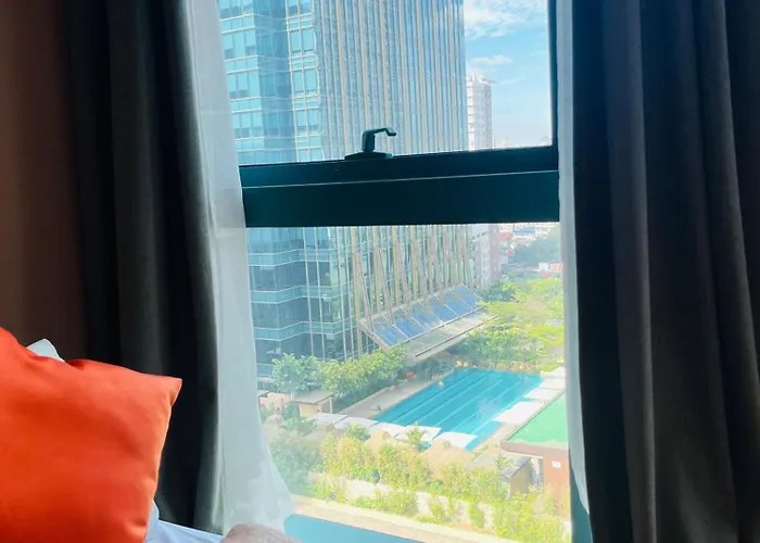 Bgc Simple Elegant 300mbps Wifi,pool,netflix Manila